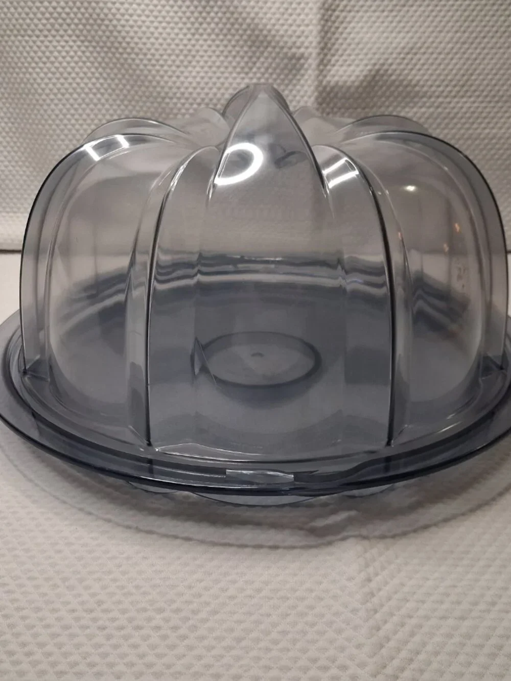 Nordic Ware BUNDT Cake Keeper Twist to Lock Clear Acrylic